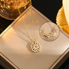 Colar Feminino Com Zircônias 2 Em 1 Formato Trevo e Corações SH - 506 - Colar Feminino Com Zircônias 2 Em 1 Formato Trevo e Corações Superfacilita Dourado 