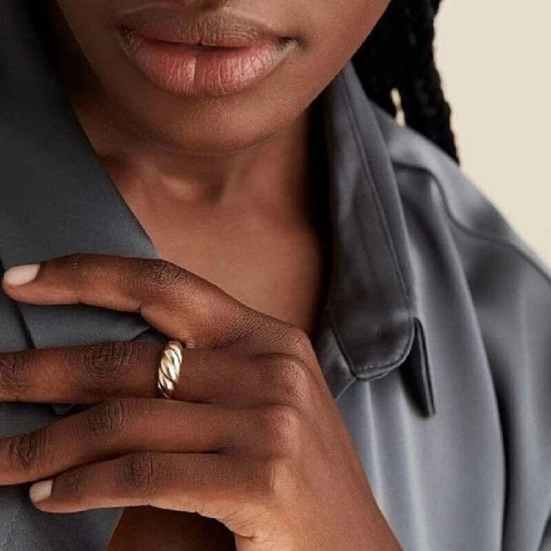 Anel Croissant Folheado a Ouro - Charme e Modernidade Unidos Anel Croissant Folheado a Ouro Superfacilita 