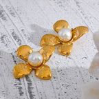 Brinco Flor Pétalas Douradas com Pérola Central Brinco Flor Pétalas Douradas com Pérola Central Superfaciltia 